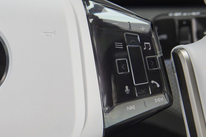 Die Steuerung von Inhalten wie Infotainment und Kommunikation erfolgt auf der rechten Seite des Lenkrades. (Foto: BMW) 