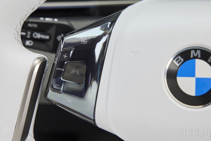 Mit dem linken Lenkradbedienfeld steuert man die Assistenzsysteme wie den Autobahn- oder Parkassistenten. (Foto: BMW)