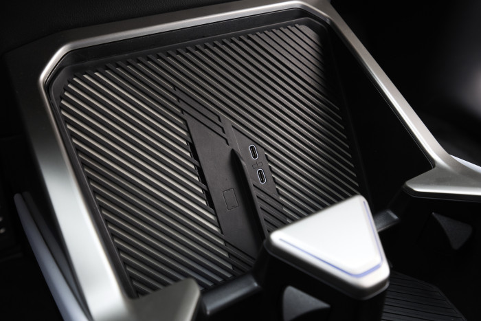 Smartphones lassen sich induktiv oder per Kabel aufladen. (Foto: BMW)