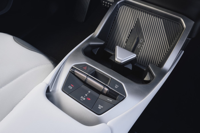 Der iDrive-Controller in der Mittelkonsole ist verschwunden. (Foto: BMW)