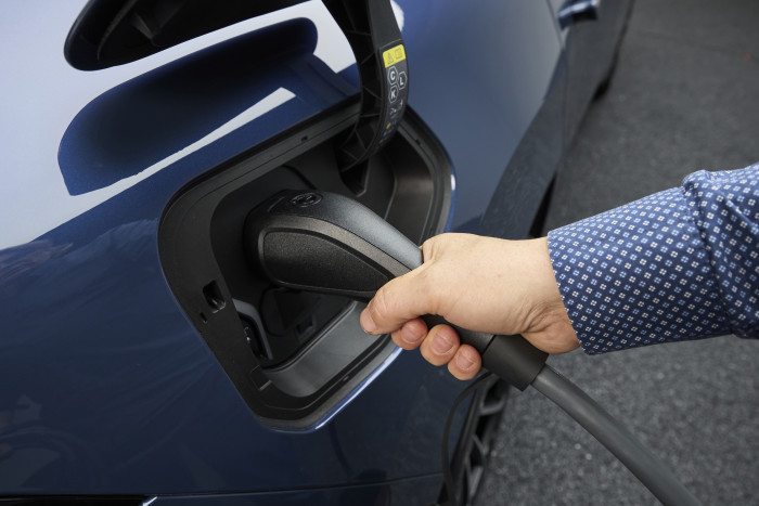 Der iX3 lädt optional mit 22 kW Wechselstrom. Per Gleichstrom sind 400 kW möglich. (Foto: BMW)