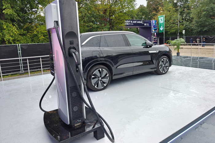 Dazu baute BYD eine eigene Ladestation für einen Tang L EV auf. (Foto: Friedhelm Greis/Golem)