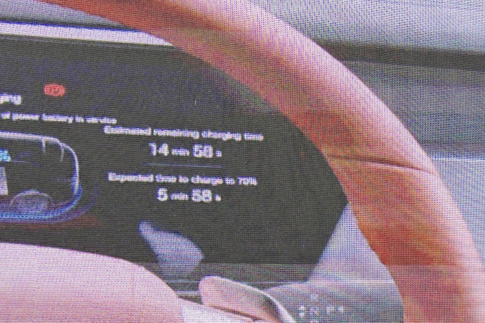 Beim Start des Ladevorgangs war im Fahrerdisplay zu lesen: "Geschätzte verbleibende Ladezeit: 14:58 min" sowie "Geschätzte Ladezeit bis 70 %: 5:58 min". (Foto: Friedhelm Greis/Golem)