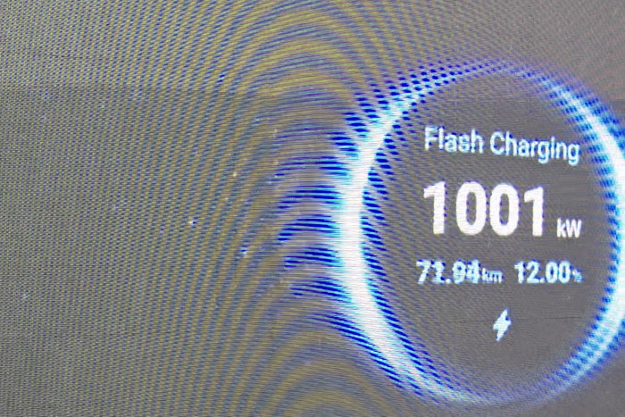 Beim Ladestand von etwa 12 Prozent wurden 1.000 Kilowatt erreicht. (Foto: Friedhelm Greis/Golem)