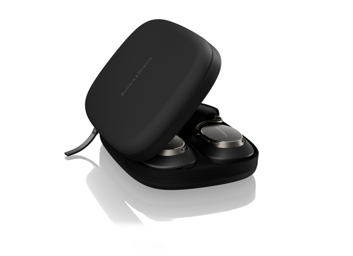 Die Tasche des Px8 S2 wird mit einem Reißverschluss verschlossen. (Bild: Bowers & Wilkins)