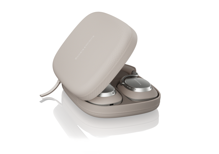 Die Tasche des Px8 S2 wird mit einem Reißverschluss verschlossen. (Bild: Bowers & Wilkins)