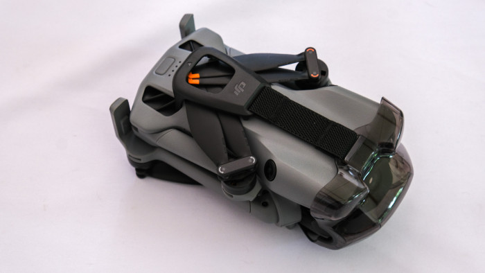 Die zusammengefaltete 5 Pro hat ein erstaunlich kleines Packmaß. (Bild: Steinlechner/Golem)