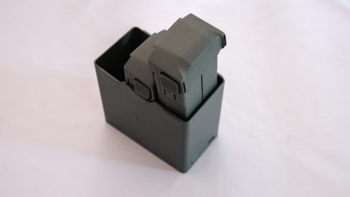 In der Fly More Combo gibt es drei Akkus mit Ladegerät. (Bild: Steinlechner/Golem)