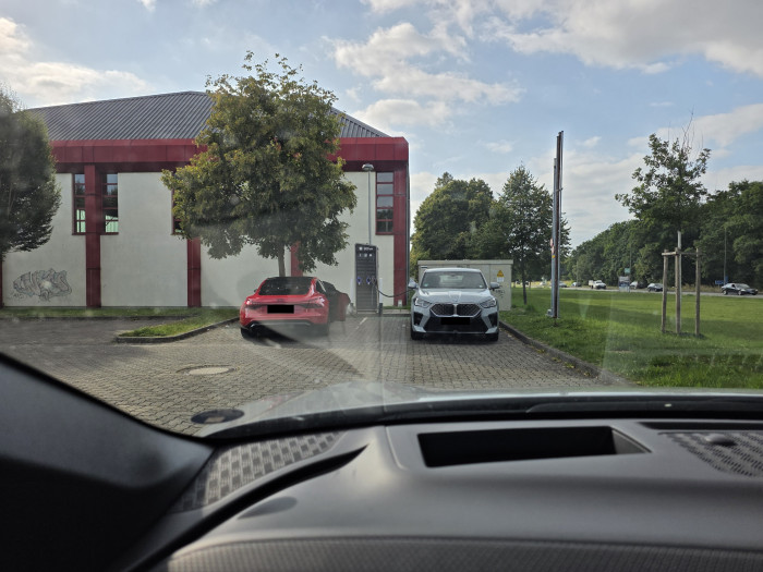 Nur einmal musste ich bei einem Ladepunkt warten. Der war klein und hatte zwei Anschlüsse. (Bild: Tobias Költzsch/Golem)