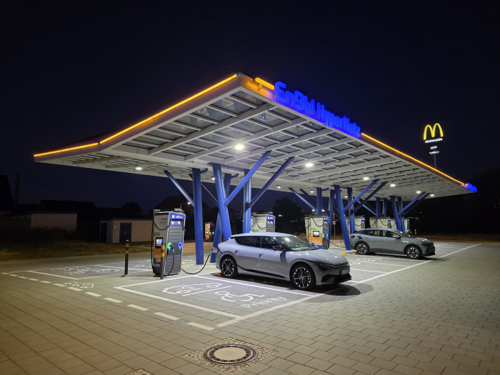 Mittlerweile gibt es in Deutschland große Ladeparks, die aber teilweise noch immer ein paar Minuten von den Autobahnen entfernt sind. (Bild: Tobias Költzsch/Golem)