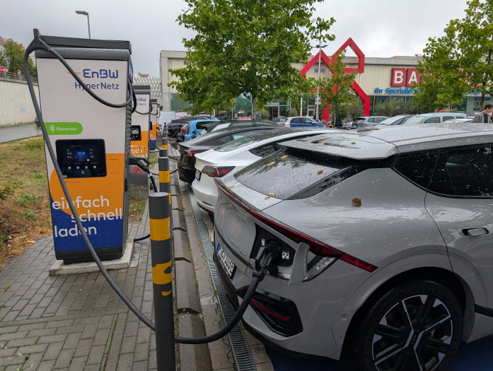 Auch auf Parkplätzen von Bau- und Supermärkten gibt es mitunter Schnellladesäulen. (Bild: Tobias Költzsch/Golem)