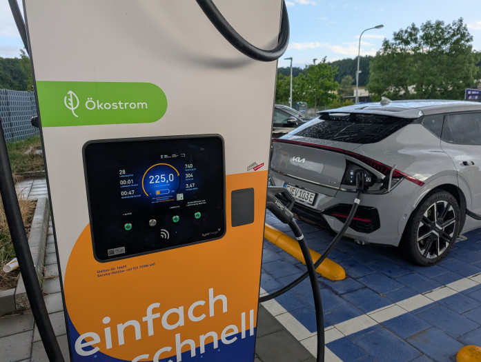 Während des Einkaufs lädt das Auto. (Bild: Tobias Költzsch/Golem)