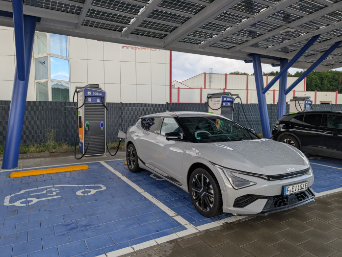 Auch kleinere Ladeparks haben in der Regel einen freien Platz. (Bild: Tobias Költzsch/Golem)