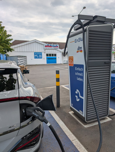 Eine Schnellladesäule auf einem Supermarktparkplatz (Bild: Tobias Költzsch/Golem)