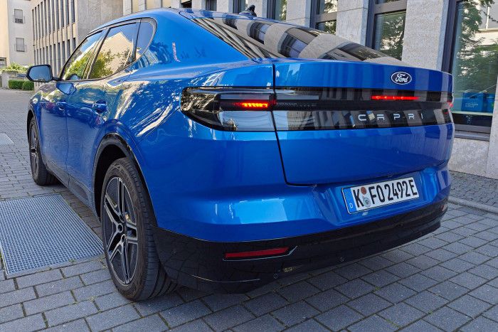 Die am hinteren Radhaus abfallende Knickkante auf Höhe der Türgriffe soll an den Original-Capri erinnern. (Foto: Martin Wolf/Golem)