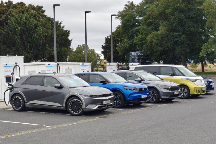 Im Vergleich zu anderen E-Autos des Segments fällt die hochstehende Fronthaube auf. (Foto: Friedhelm Greis/Golem)