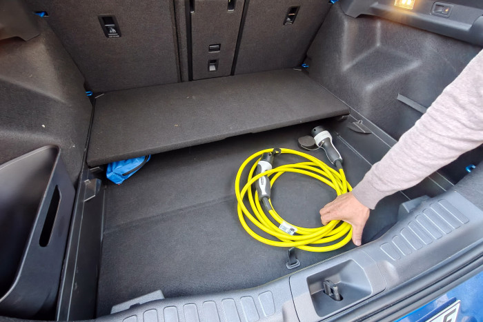 Unter dem Ladeboden befindet sich weiterer Stauraum. (Foto: Martin Wolf/Golem)