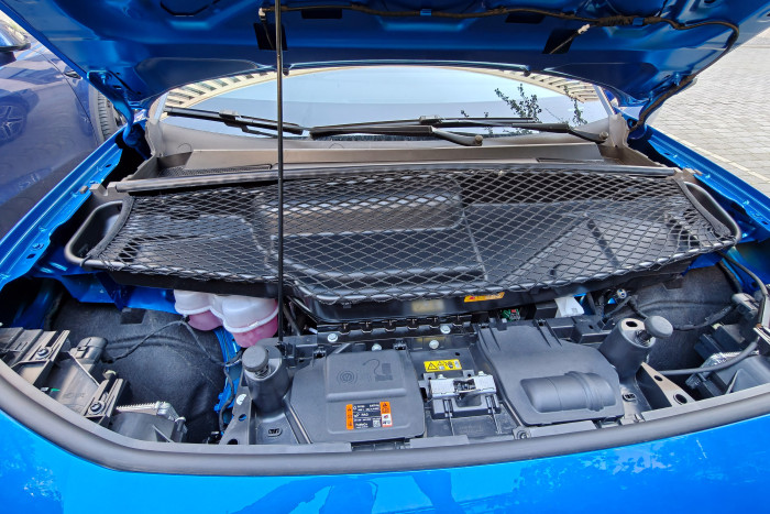 Unter der Fronthaube befindet sich gegen Aufpreis eine kleine Wanne, die für ein Ladekabel reichen dürfte. (Foto: Martin Wolf/Golem)