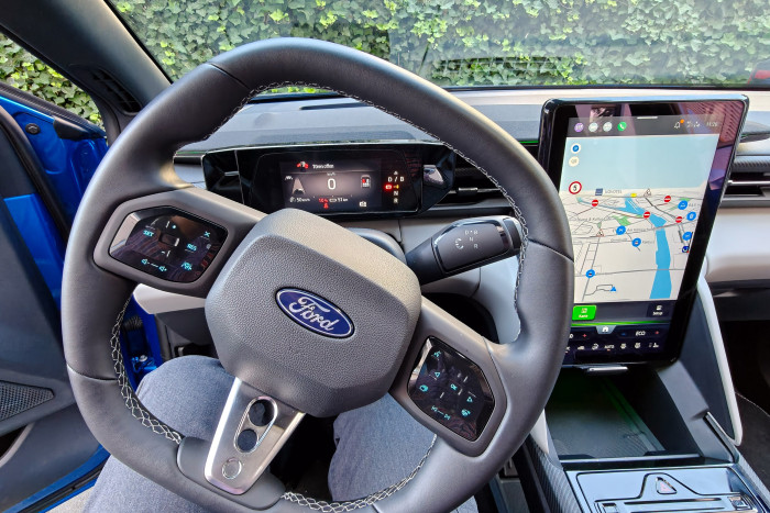 Im Innenraum unterscheidet sich der Ford Capri teilweise deutlich von den VW-Modellen. (Foto: Martin Wolf/Golem)