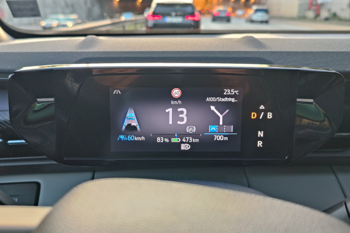 Das Fahrerdisplay entspricht hingegen den Modellen der VW-Konkurrenz. (Foto: Friedhelm Greis/Golem)