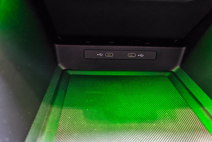 Ungünstig positioniert sind die USB-C-Buchsen in dem verschließbaren Stauraum unter dem Bildschirm. (Foto: Martin Wolf/Golem)