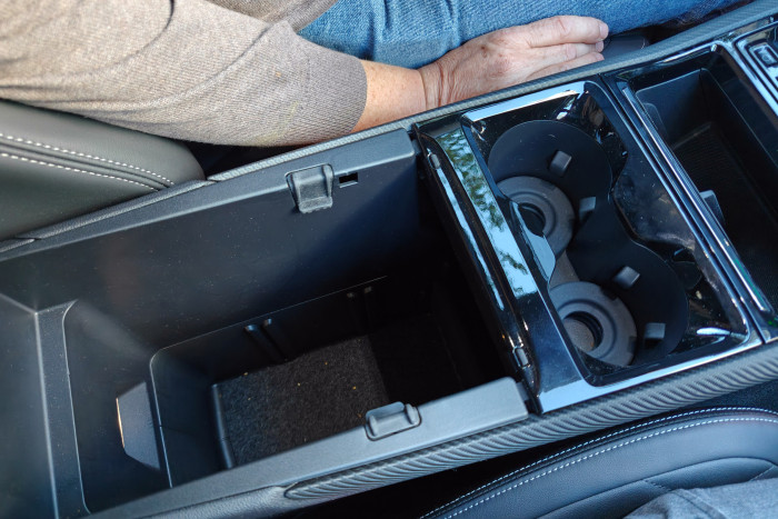Reichlich Stauraum gibt es in der Mittelkonsole. (Foto: Martin Wolf/Golem)