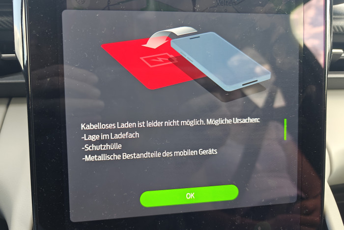 Das kabellose Laden könnte besser funktionieren. (Foto: Friedhelm Greis/Golem)