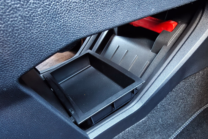 Unter der Mittelkonsole ist ein weiterer kleiner Stauraum. (Foto: Martin Wolf/Golem)