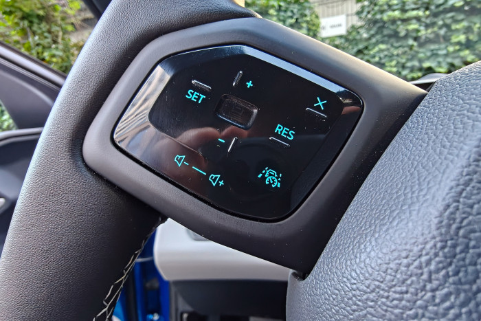 Die Bedienfelder sind ebenso wie bei VW nicht besonders komfortabel. (Foto: Martin Wolf/Golem)