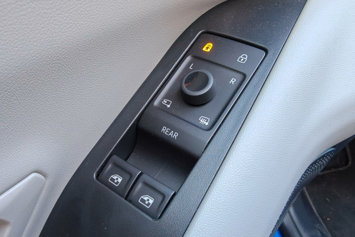 Für die Fensterheber im Fond gibt es keine separaten Schalter. (Foto: Martin Wolf/Golem)