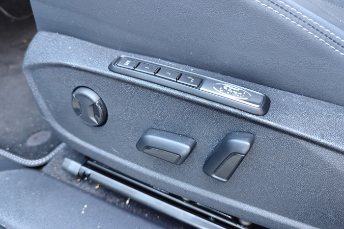 Im Premiumpaket ist ein elektrisch verstellbarer Fahrersitz mit Massagefunktion enthalten. (Foto: Martin Wolf/Golem)