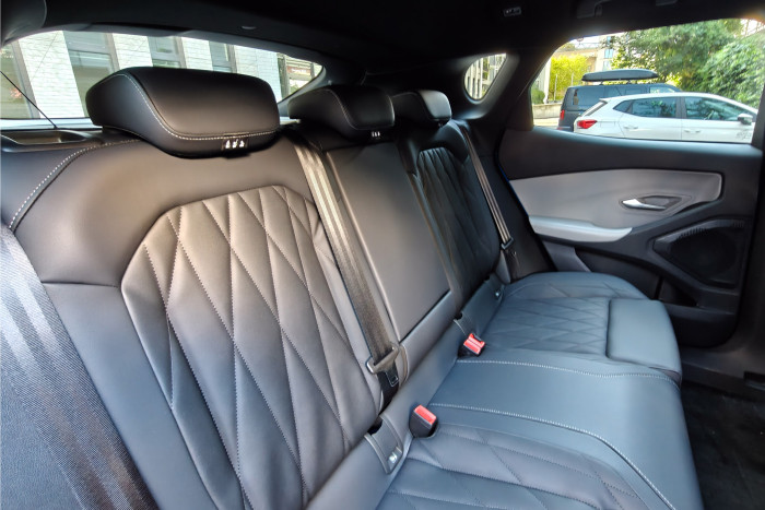 Im Premiumpaket sind Sportsitze in Lederoptik enthalten. (Foto: Martin Wolf/Golem)