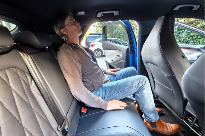 Bei einem Radstand von 2,77 m gibt es genügend Platz für die Passagiere im Fond. Die Kopffreiheit ist ausreichend.  (Foto: Martin Wolf/Golem)