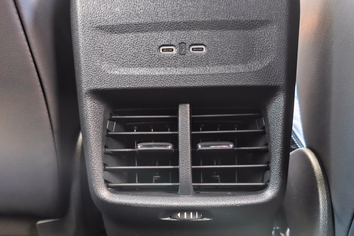 In der Mittelkonsole befinden sich zwei USB-C-Buchsen für die Passagiere im Fond. (Foto: Martin Wolf/Golem)