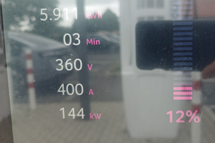 Die maximale Ladeleistung ist vom Akkutyp abhängig. Der 77-kWh-Akku lud bei unserem Test mit bis zu 144 kW. (Foto: Friedhelm Greis/Golem)
