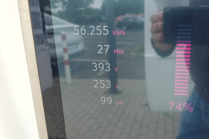 Ein Ladevorgang von 8 auf 74 Prozent des Akkustandes dauerte mit Vorklimatisierung 27 Minuten. (Foto: Friedhelm Greis/Golem)