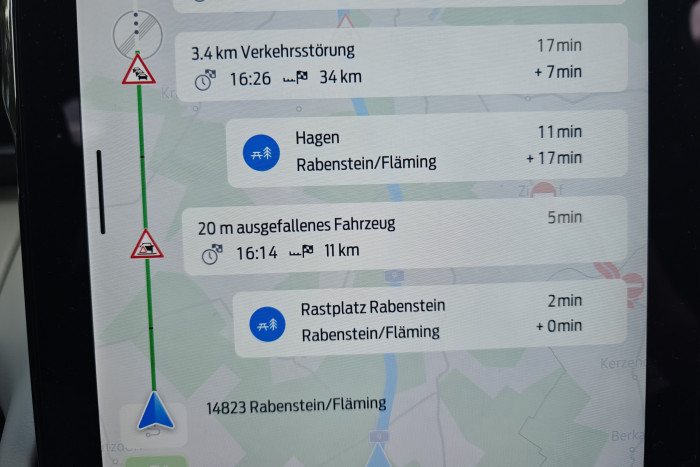 Das Navigationssystem zeigt Verkehrswarnungen in Echtzeit an. (Foto: Friedhelm Greis/Golem)