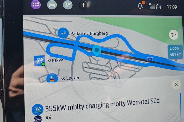 Das Navi wollte uns einmal zu einer Ladestation auf der Gegenfahrbahn lotsen. (Foto: Friedhelm Greis/Golem)