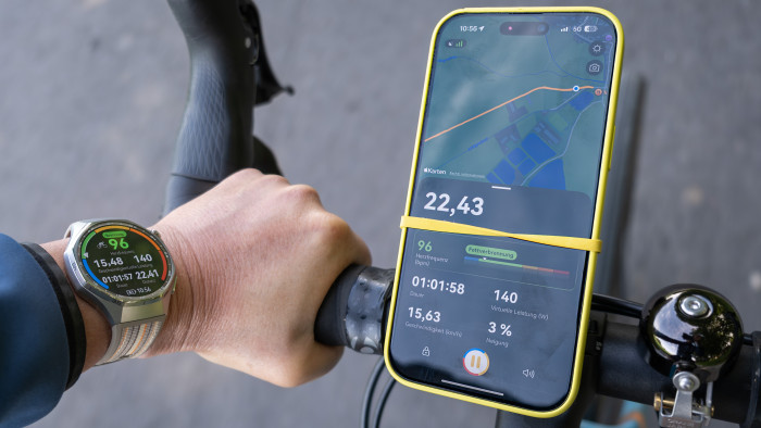 Das gekoppelte Smartphone dient als einfacher Fahrradcomputer. Das funktioniert ganz gut. (Bild: Steinlechner / Golem)