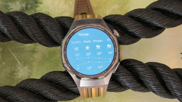 Auch eine Wettervorhersage gibt es auf dem Wearable. (Bild: Steinlechner / Golem)