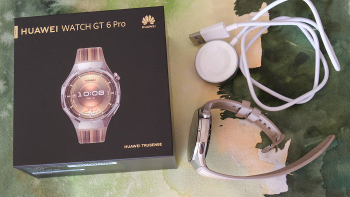 In der Verpackung befindet sich neben der Uhr und ein bisschen Papierkram nur noch der Ladepuck - leider mit USB-A. (Bild: Steinlechner / Golem)