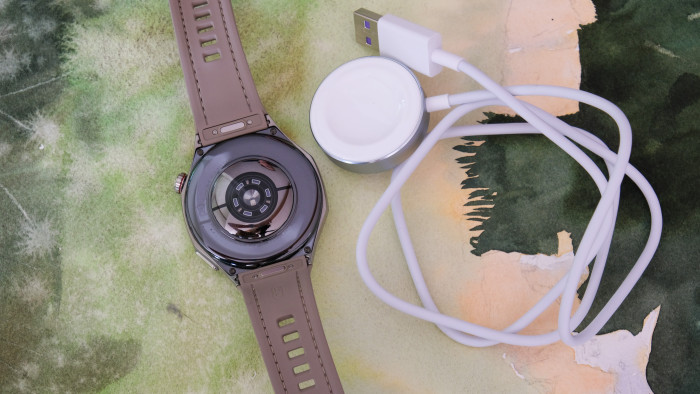 Die GT 6 Pro wird mit dem magnetisch befestigten Puck geladen. (Bild: Steinlechner / Golem)