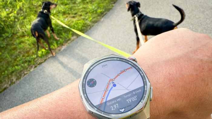Die Navigation mit der Smartwatch funktioniert richtig gut. (Bild: Steinlechner / Golem)