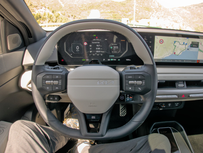 Das Cockpit des EV4 erinnert an das des EV3, inklusive der Monitorkonfiguration. (Bild: Tobias Költzsch/Golem)