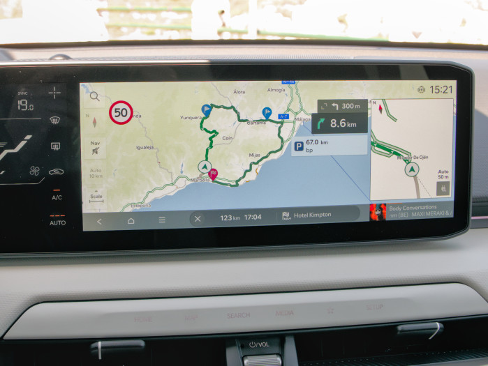 Das zentrale 12,3-Zoll-Display ist für Infotainment-Inhalte gedacht, etwa für das Navi. (Bild: Tobias Költzsch/Golem)