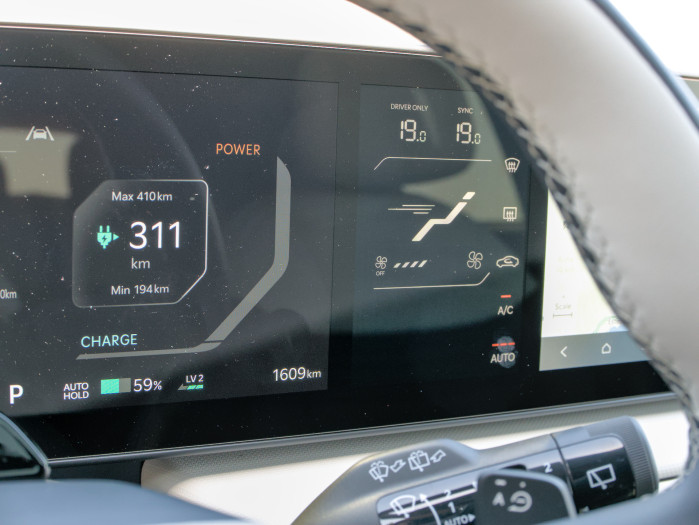 Neben dem ebenfalls 12,3 Zoll großen Fahrdisplay ist ein 5,3 Zoll kleiner Bildschirm für die Klimasteuerung eingebaut. (Bild: Tobias Költzsch/Golem)