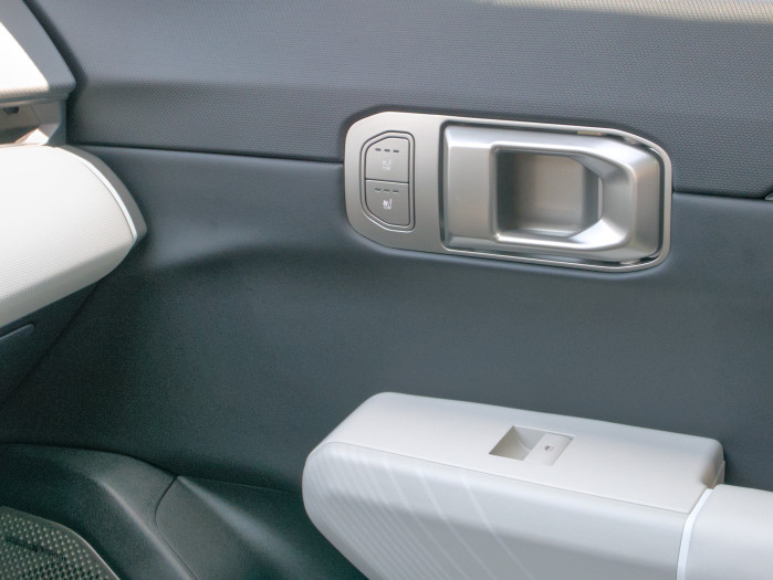 Die Oberflächen sind unterschäumt; Stellen, die wir mit unseren Armen berühren, sind weich. (Bild: Tobias Költzsch/Golem)