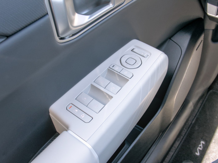 Die Spiegel sowie die Fenster lassen sich alle über einzelne Buttons steuern. (Bild: Tobias Költzsch/Golem)