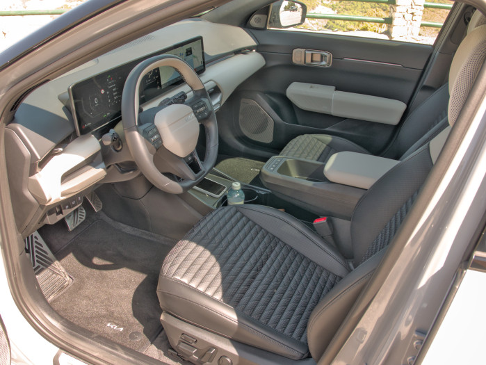 Das Cockpit bietet ein großzügiges Platzangebot, die Stauraumsituation ist okay. (Bild: Tobias Költzsch/Golem)