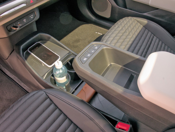 Die Mittelkonsole hat ein offenes Fach, unter der Armlehne ist ein weiteres. (Bild: Tobias Költzsch/Golem)